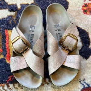 Birkenstock pink metallic tone leather. Like new. Size 37. These run wide.
